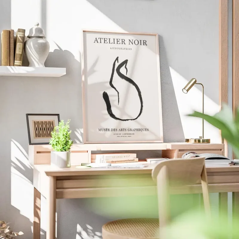 affiche avec un chat noir abstrait en line art sur fond beige avec du texte en t bureau.webp