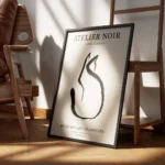 affiche avec un chat noir abstrait en line art sur fond beige avec du texte en t encadre.webp