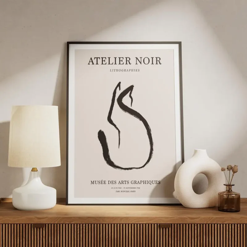 affiche avec un chat noir abstrait en line art sur fond beige avec du texte en t meuble.webp