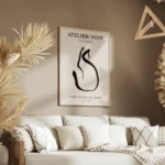 affiche avec un chat noir abstrait en line art sur fond beige avec du texte en t salon.webp