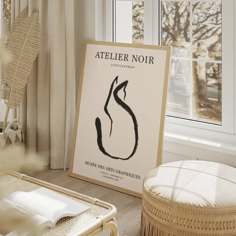 affiche avec un chat noir abstrait en line art sur fond beige avec du texte en t salon beige.webp