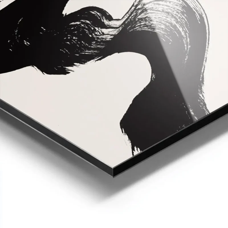 affiche avec un coup de pinceau noir audacieux et le texte atelier noir sur fond aluminium.webp