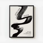 affiche avec un coup de pinceau noir audacieux et le texte atelier noir sur fond avec cadre.webp