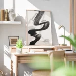 affiche avec un coup de pinceau noir audacieux et le texte atelier noir sur fond bureau.webp