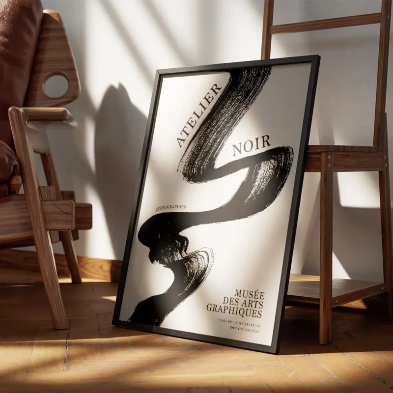 affiche avec un coup de pinceau noir audacieux et le texte atelier noir sur fond encadre.webp