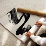 affiche avec un coup de pinceau noir audacieux et le texte atelier noir sur fond enroule.webp