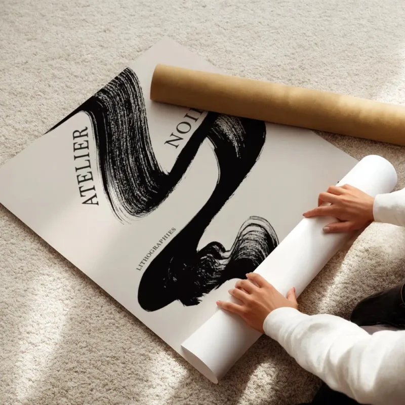 affiche avec un coup de pinceau noir audacieux et le texte atelier noir sur fond enroule.webp