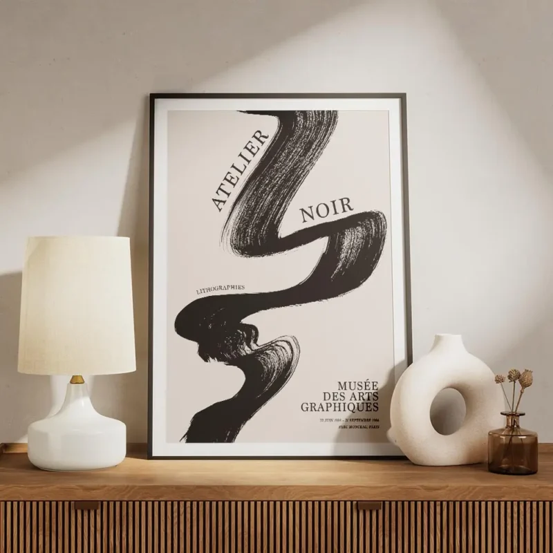 affiche avec un coup de pinceau noir audacieux et le texte atelier noir sur fond meuble.webp