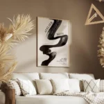 affiche avec un coup de pinceau noir audacieux et le texte atelier noir sur fond salon.webp