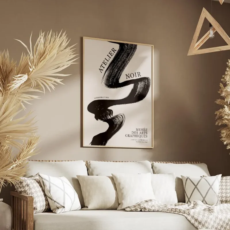 affiche avec un coup de pinceau noir audacieux et le texte atelier noir sur fond salon.webp