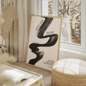 affiche avec un coup de pinceau noir audacieux et le texte atelier noir sur fond salon beige.webp
