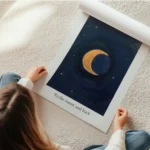 affiche avec un croissant de lune dore sur un fond bleu fonce parseme detoiles d en rouleau.webp