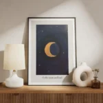 affiche avec un croissant de lune dore sur un fond bleu fonce parseme detoiles d meuble.webp
