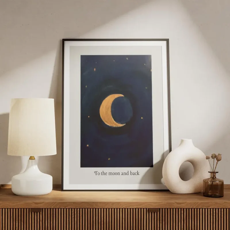 affiche avec un croissant de lune dore sur un fond bleu fonce parseme detoiles d meuble.webp
