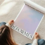 affiche avec un degrade pastel abstrait de couleurs violettes bleues et roses av en rouleau.webp