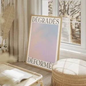 affiche avec un degrade pastel abstrait de couleurs violettes bleues et roses av salon beige.webp