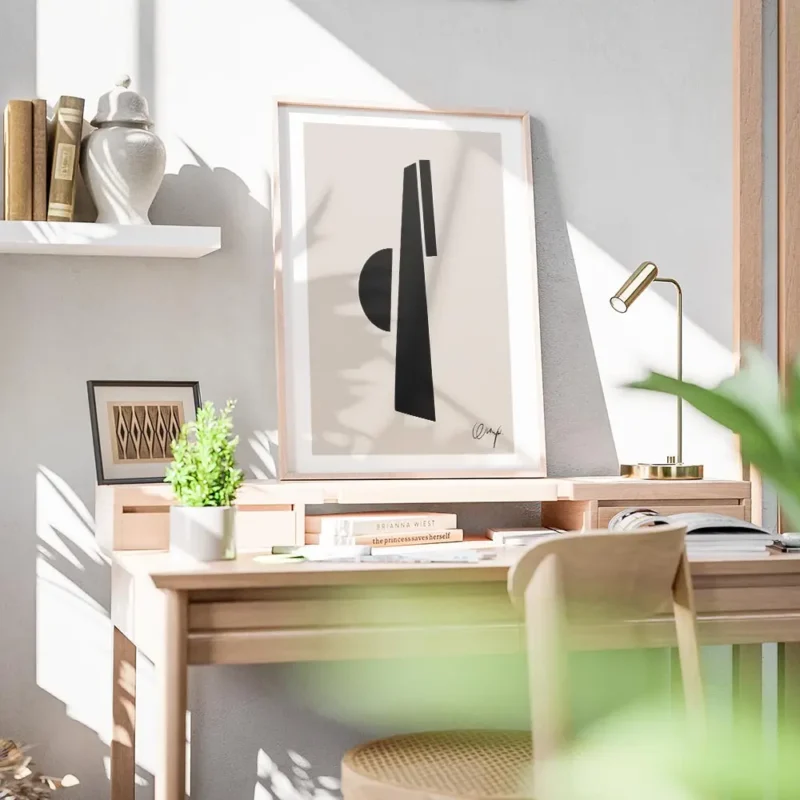 affiche avec un demi cercle et des lignes epaisses noires sur un fond beige typo bureau.webp