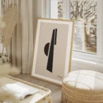 affiche avec un demi cercle et des lignes epaisses noires sur un fond beige typo salon beige.webp