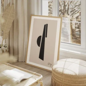 affiche avec un demi cercle et des lignes epaisses noires sur un fond beige typo salon beige.webp