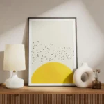 affiche avec un demi cercle jaune et une volee doiseaux noirs sur un fond beige meuble.webp
