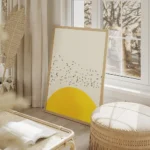 affiche avec un demi cercle jaune et une volee doiseaux noirs sur un fond beige salon beige.webp