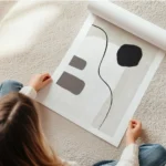 affiche avec un design abstrait de lignes noires et de formes beiges blanches et en rouleau.webp