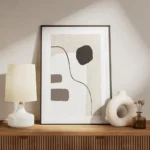 affiche avec un design abstrait de lignes noires et de formes beiges blanches et meuble.webp