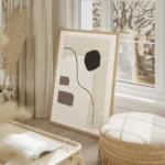 affiche avec un design abstrait de lignes noires et de formes beiges blanches et salon beige.webp
