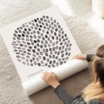 affiche avec un design de points noirs en nuances variees formant un cercle avec au sol.webp