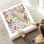 affiche avec un design floral peint a la main de fleurs violettes et blanches et au sol.webp