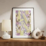 affiche avec un design floral peint a la main de fleurs violettes et blanches et meuble.webp