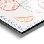 affiche avec un dessin colore de fruits orange et jaune sur fond clair avec du t aluminium.webp