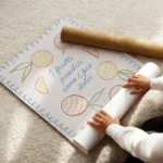 affiche avec un dessin colore de fruits orange et jaune sur fond clair avec du t enroule.webp