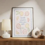 affiche avec un dessin colore de fruits orange et jaune sur fond clair avec du t meuble.webp