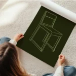 affiche avec un dessin de chaise simple en traits verts clair sur fond vert fonc en rouleau.webp