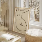 affiche avec un dessin de corps de femme nue style esquisse au fusain sur fond b salon beige.webp