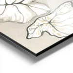 affiche avec un dessin de feuilles tropicales blanches et vertes sur fond beige aluminium.webp