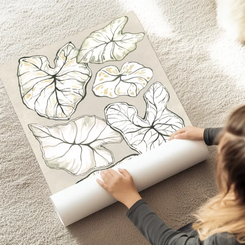 affiche avec un dessin de feuilles tropicales blanches et vertes sur fond beige au sol.webp