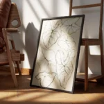 affiche avec un dessin de feuilles tropicales blanches et vertes sur fond beige encadre.webp