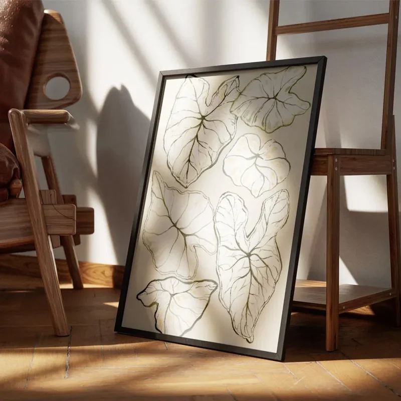 affiche avec un dessin de feuilles tropicales blanches et vertes sur fond beige encadre.webp