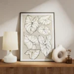 affiche avec un dessin de feuilles tropicales blanches et vertes sur fond beige meuble.webp