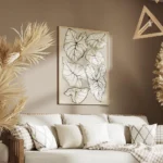 affiche avec un dessin de feuilles tropicales blanches et vertes sur fond beige salon.webp