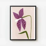 affiche avec un dessin de lys violet avec des taches marron et une tige verte su avec cadre.webp