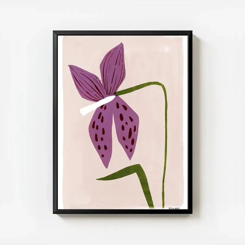 affiche avec un dessin de lys violet avec des taches marron et une tige verte su avec cadre.webp