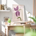 affiche avec un dessin de lys violet avec des taches marron et une tige verte su bureau.webp