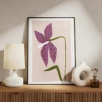 affiche avec un dessin de lys violet avec des taches marron et une tige verte su meuble.webp
