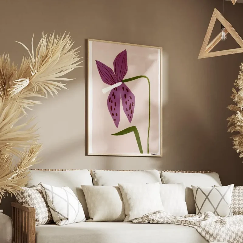 affiche avec un dessin de lys violet avec des taches marron et une tige verte su salon.webp