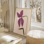 affiche avec un dessin de lys violet avec des taches marron et une tige verte su salon beige.webp