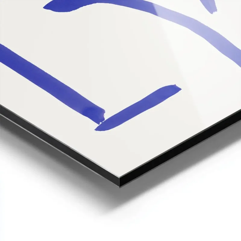 affiche avec un dessin de visage abstrait en lignes bleues sur fond clair style aluminium.webp