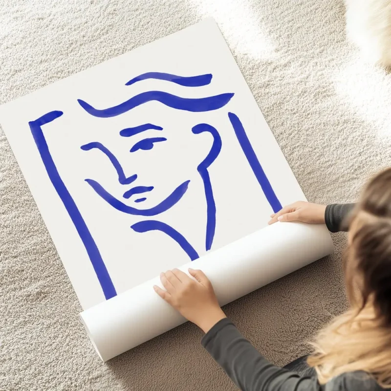 affiche avec un dessin de visage abstrait en lignes bleues sur fond clair style au sol.webp